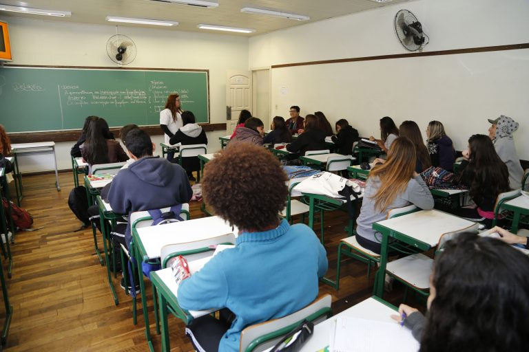 Medida provisória cria incentivo financeiro para jovens concluírem ensino médio