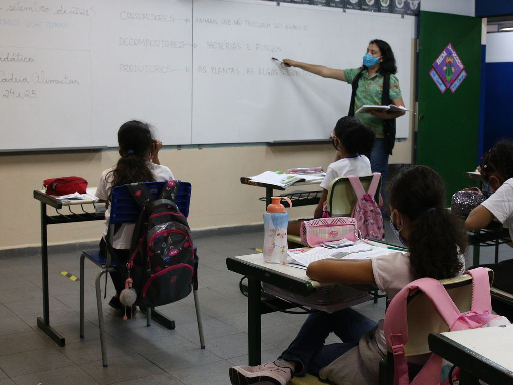 Aulas presenciais voltaram na grande maioria das escolas municipais e redes começam a investir na recuperação da aprendizagem, revela pesquisa