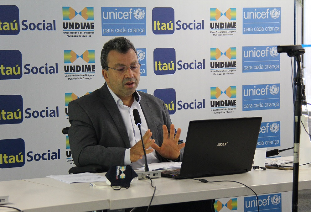 Maioria das escolas municipais está adotando estratégias combinadas, com aulas remotas e presenciais, revela pesquisa da Undime com apoio do UNICEF e Itaú Social