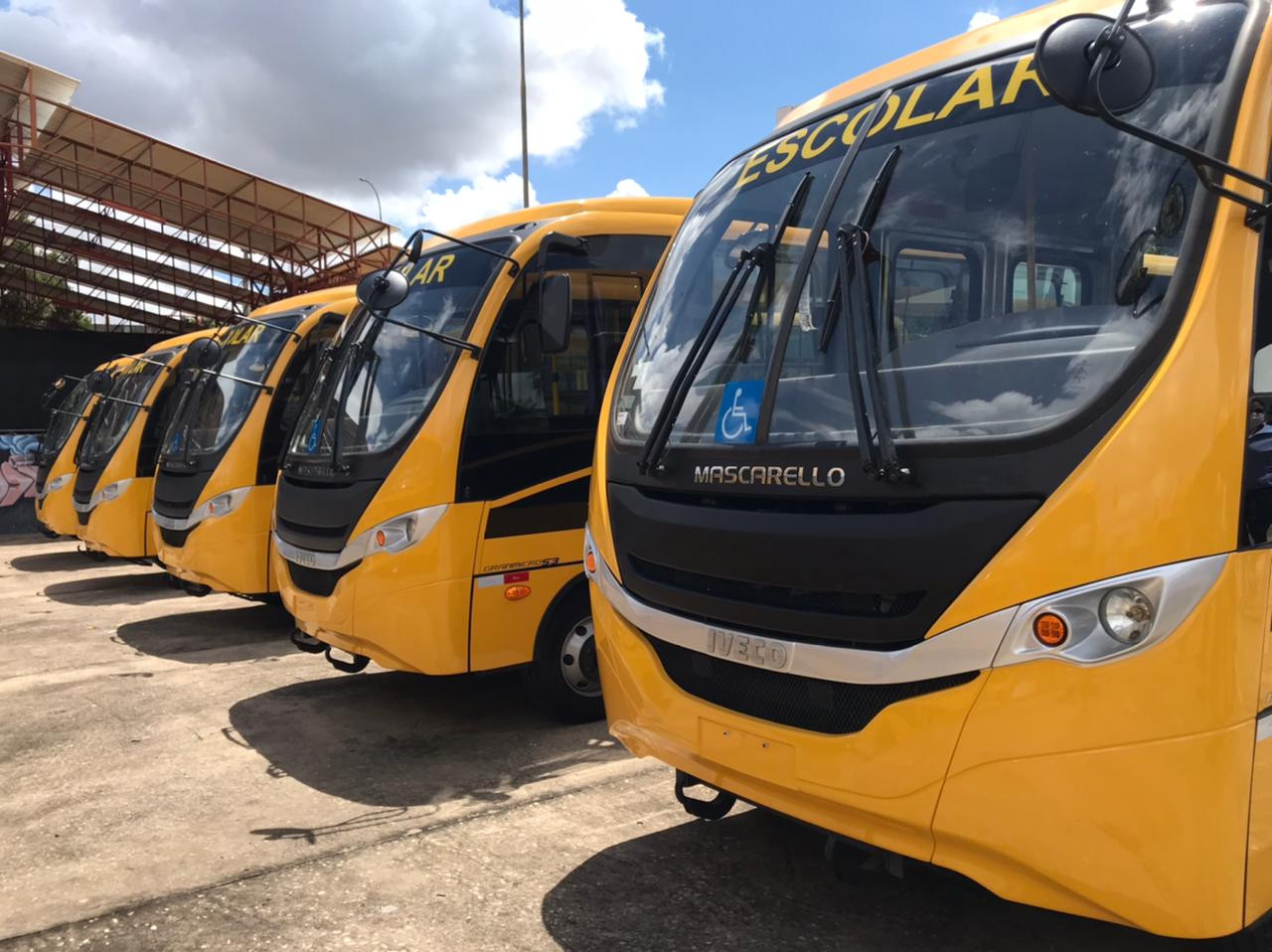 Ônibus escolares estão disponíveis para aquisição por estados e municípios