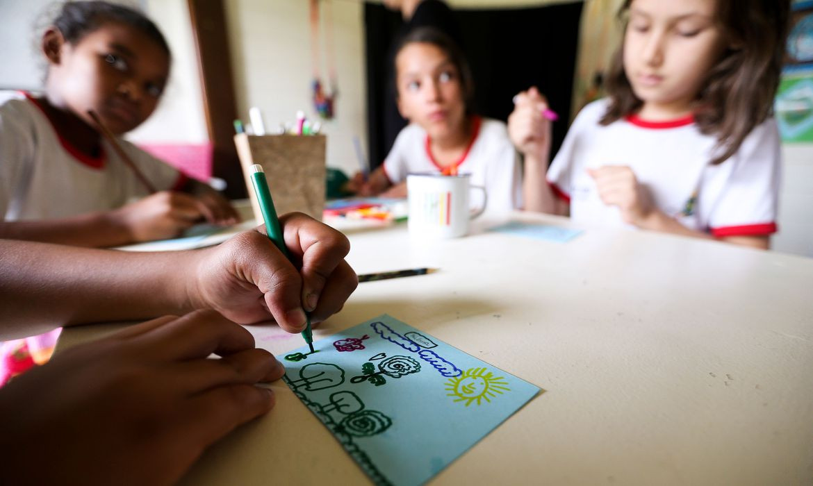 Projeto que autoriza educação domiciliar é aprovado na Câmara e começa a ser discutido no Senado